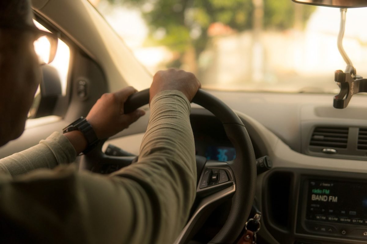 Conductor profesional al volante de un vehículo de traslados